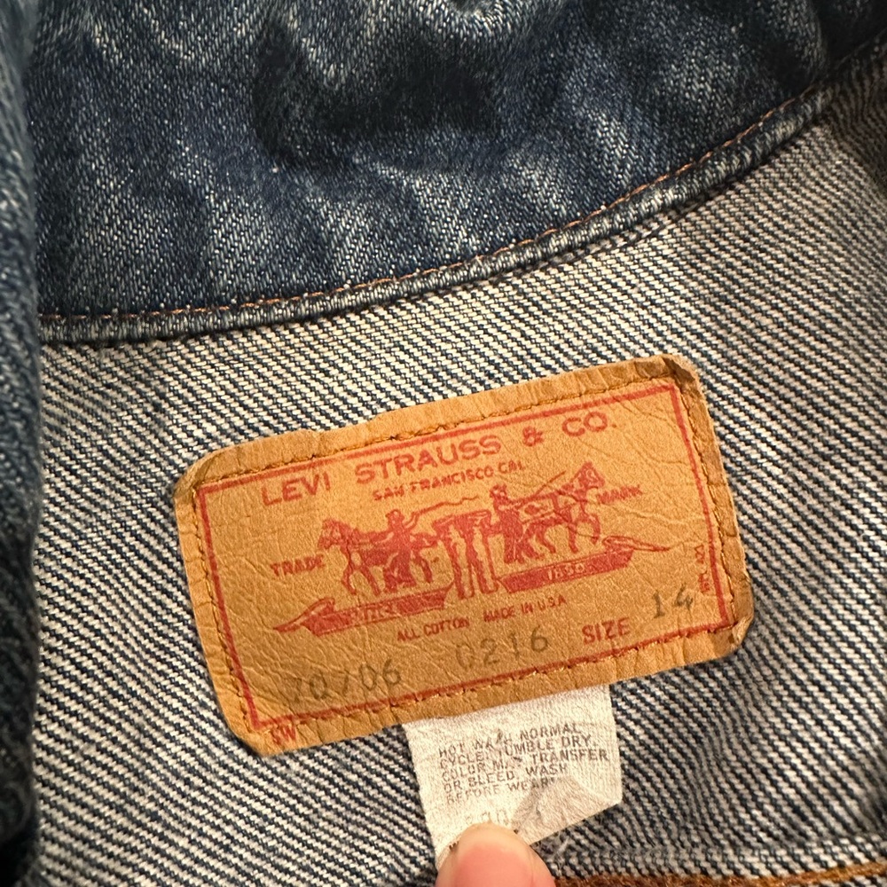 Vintage Levi's Classic Blue Denim Jacket size kids 14 or women’s xs - Picture 3 of 5